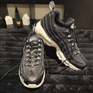 Nike Air Max mens 8 black and white sneakers